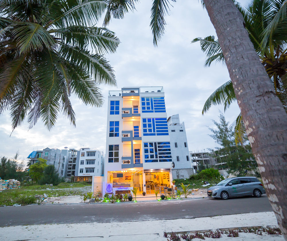 The White Harp Beach Hotel Malé Exterior foto